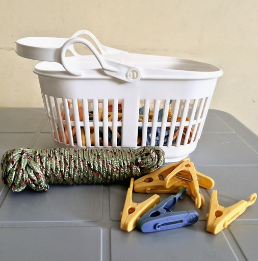 Cesta con clips para tendedera